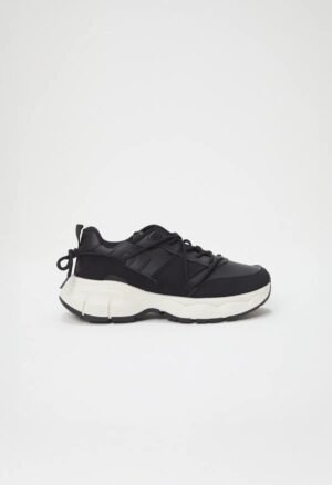 Buty sportowe sznurowane z krzyżowym wiązaniem