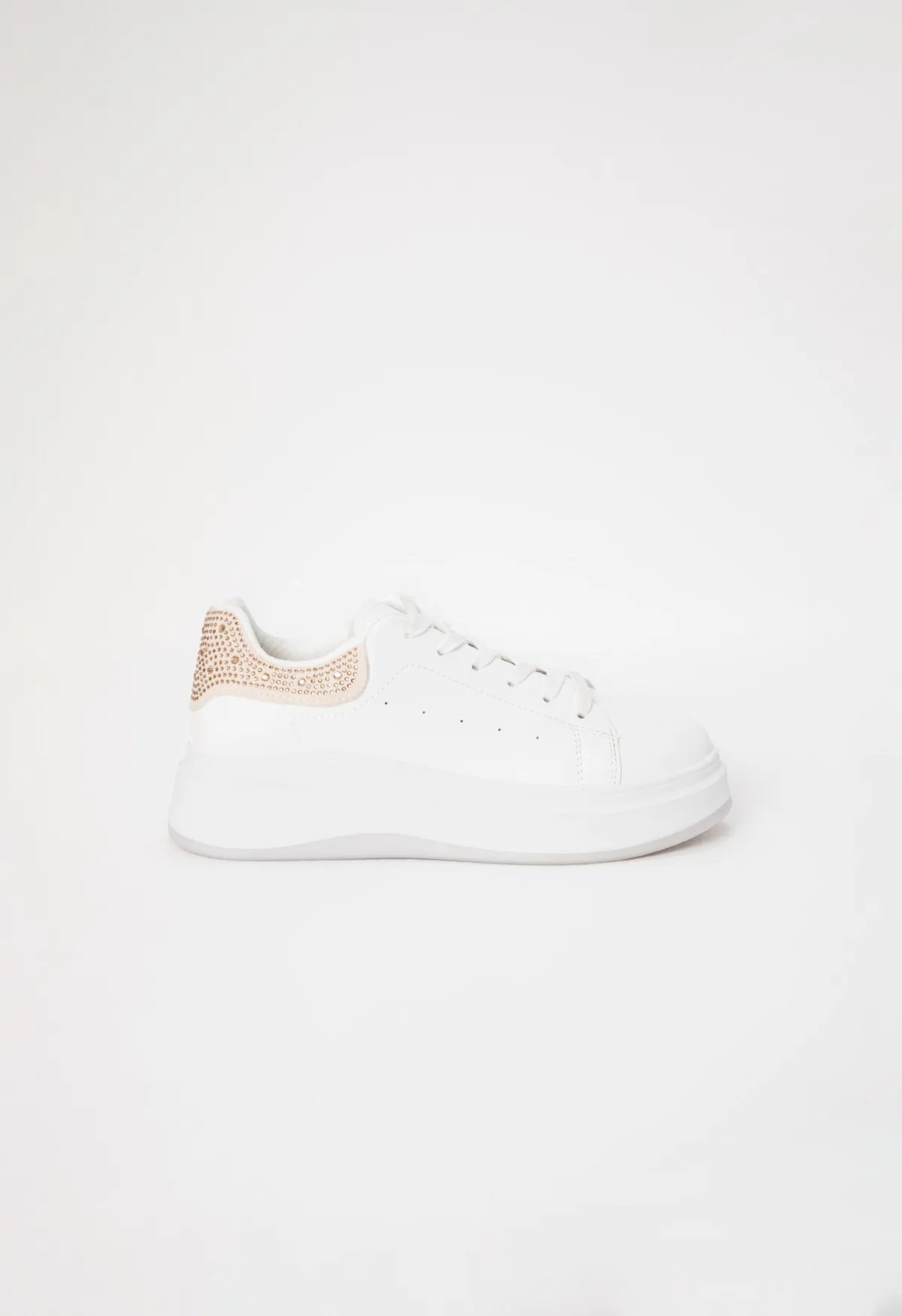 Sneakersy z ozdobnym zapiętkiem hotfix