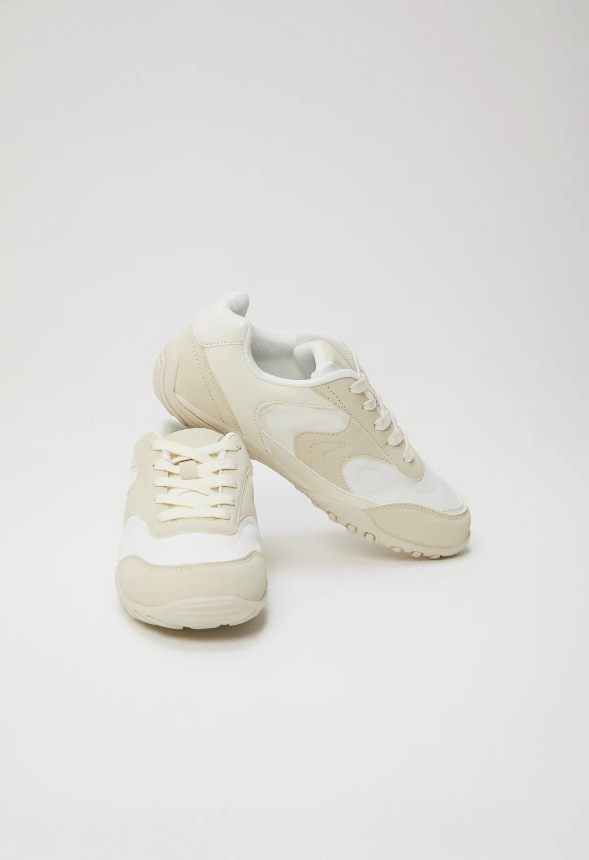 Sneakersy z kombinacją materiałów