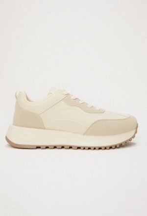 Sneakersy na wysokiej podeszwie z połączeniem materiałów