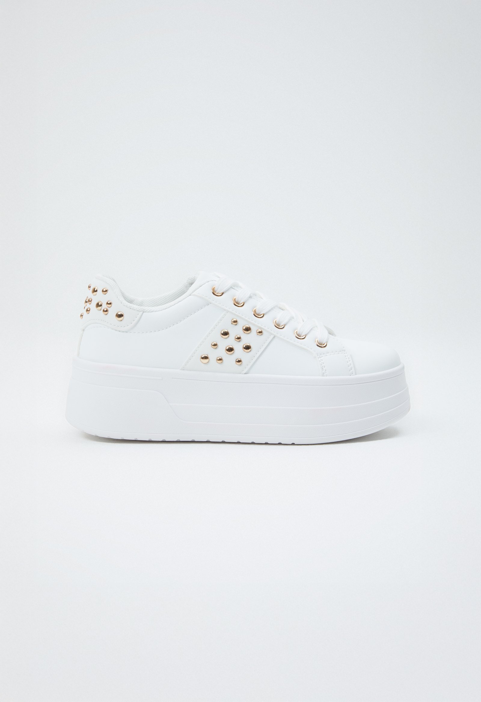 Sneakersy z złotymi ćwiekami
