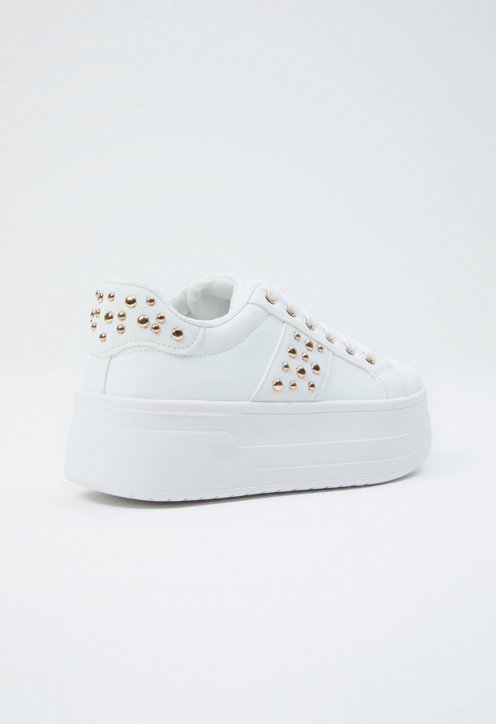 Sneakersy z złotymi ćwiekami - Image 2