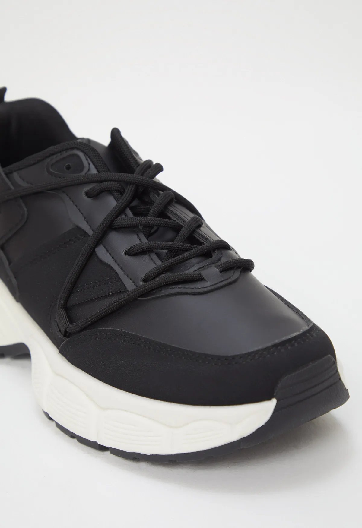 Buty sportowe sznurowane z krzyżowym wiązaniem - Image 3