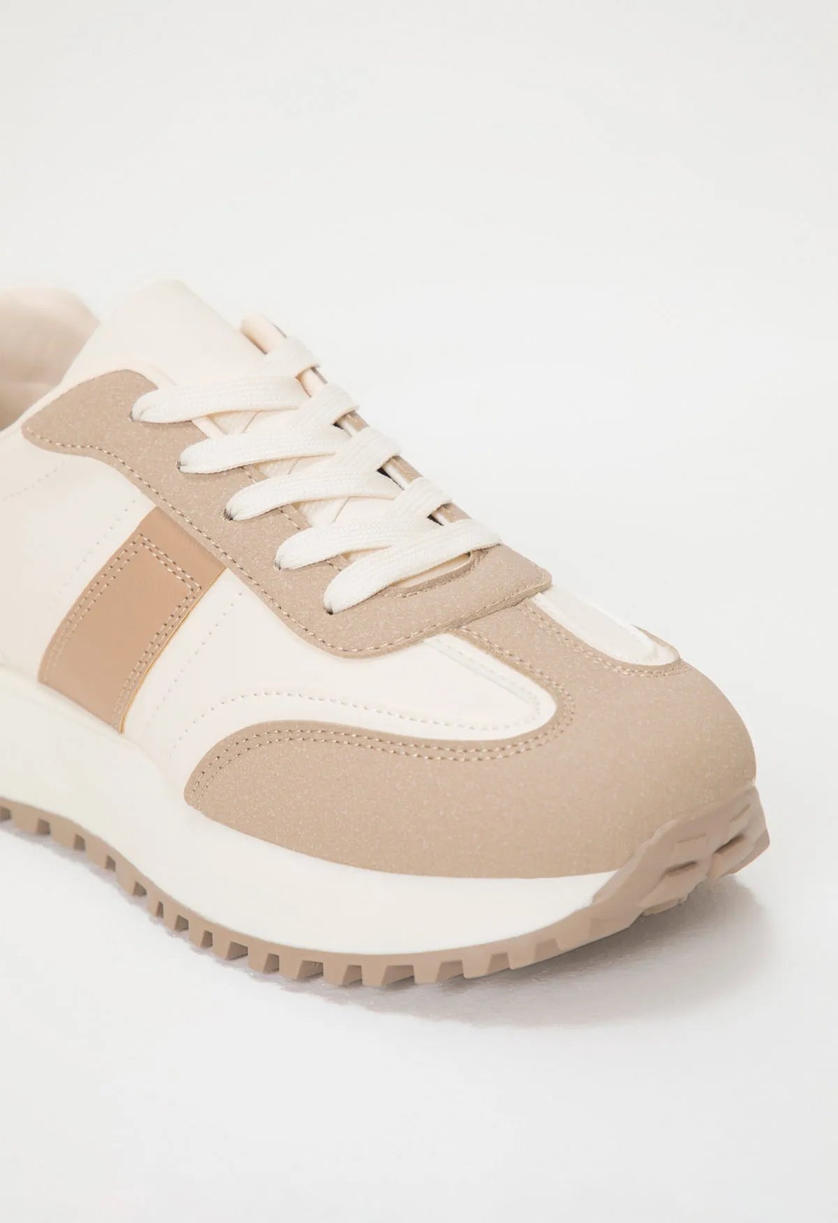 Sneakersy z połączenia materiałów - Image 3
