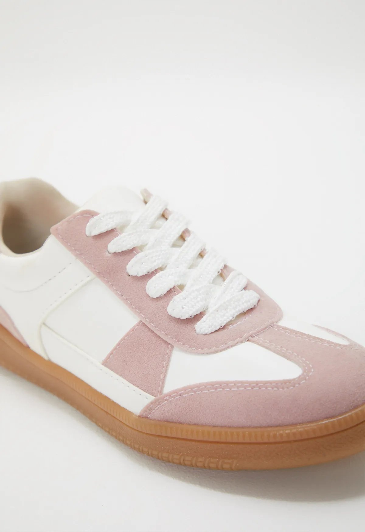 Sneakersy z połączeniem materiałów - Image 3