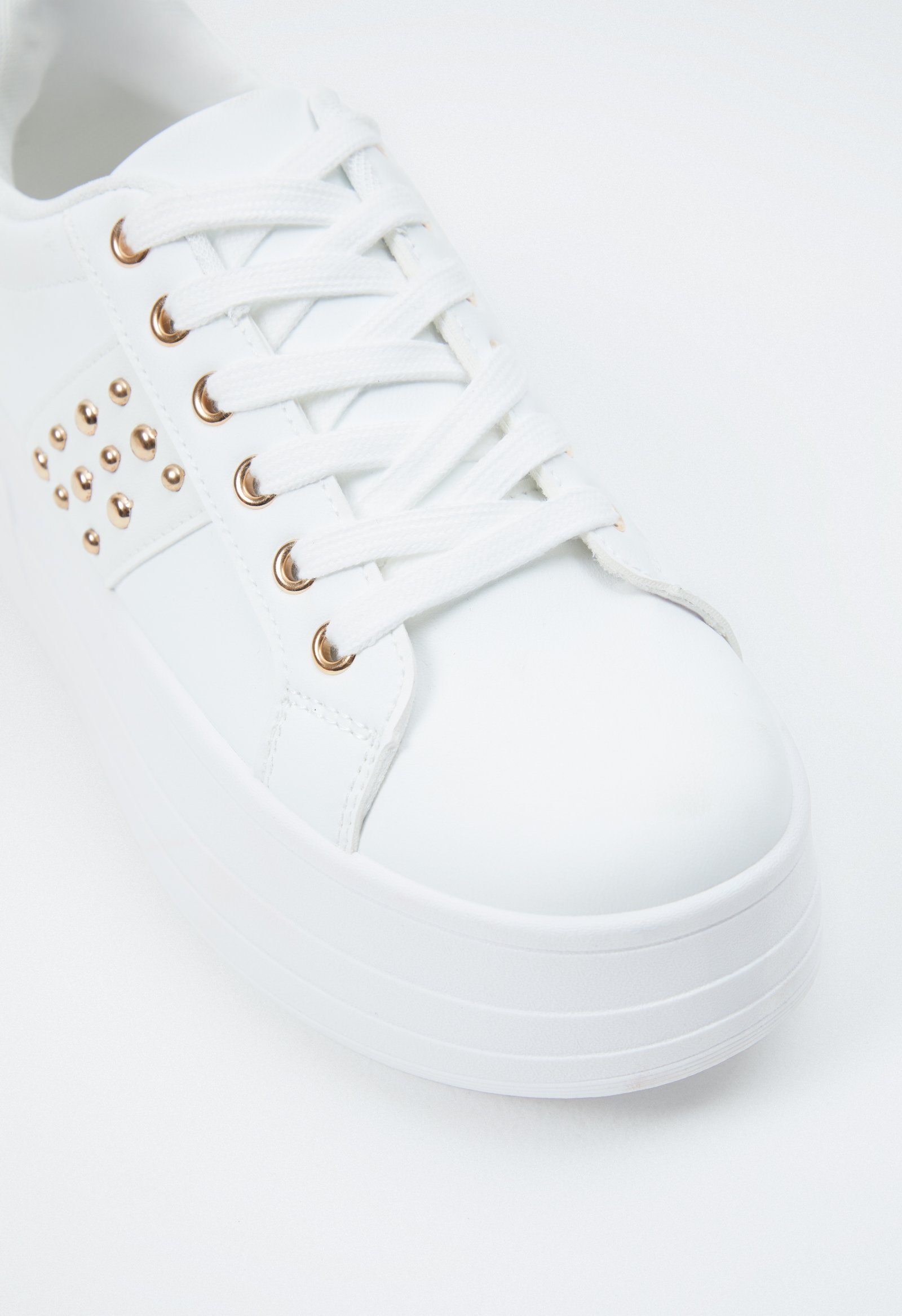 Sneakersy z złotymi ćwiekami - Image 3